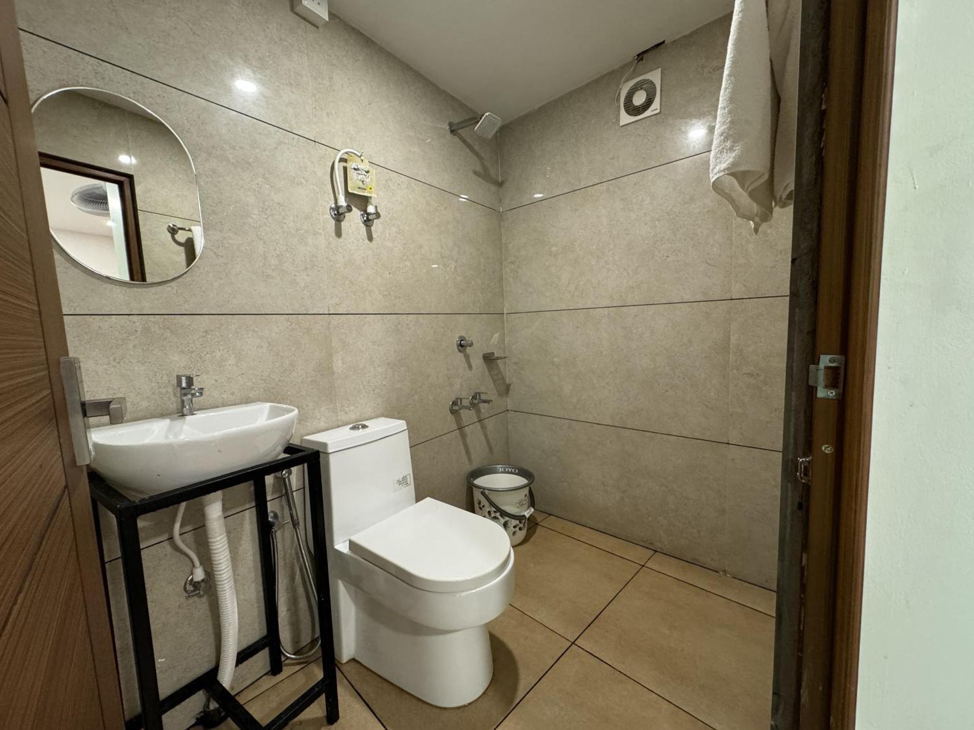 Hotel Amsher Suit Lulu Mall Road Kochi Exterior foto