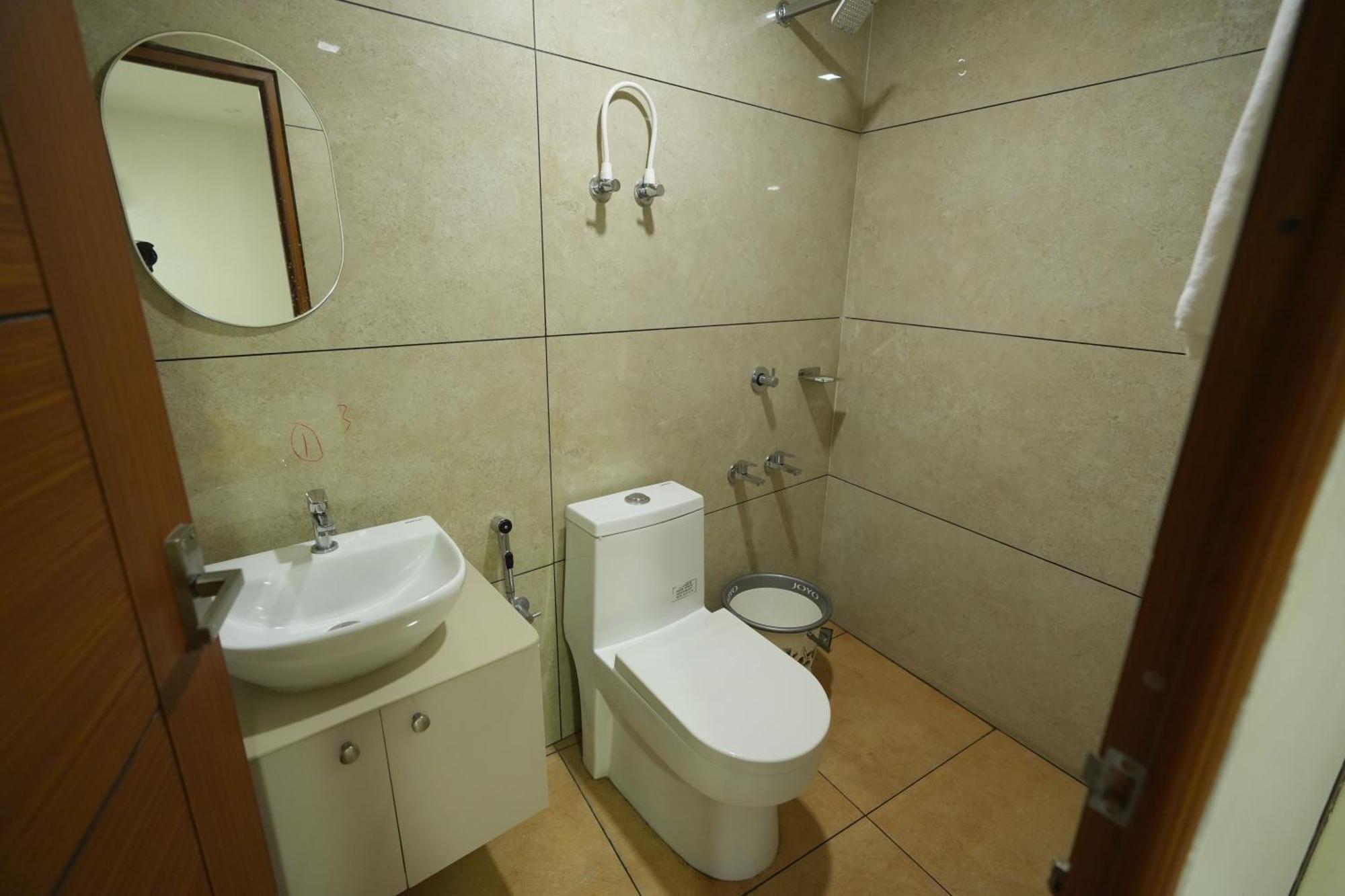 Hotel Amsher Suit Lulu Mall Road Kochi Exterior foto